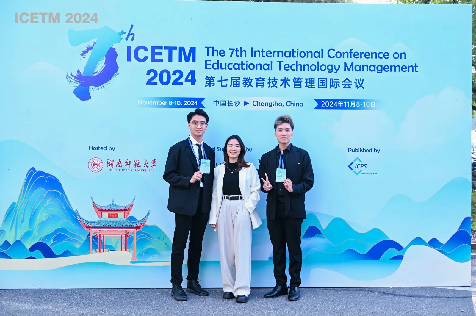 Ba người chụp ảnh trước phông hội nghị ICETM 2024