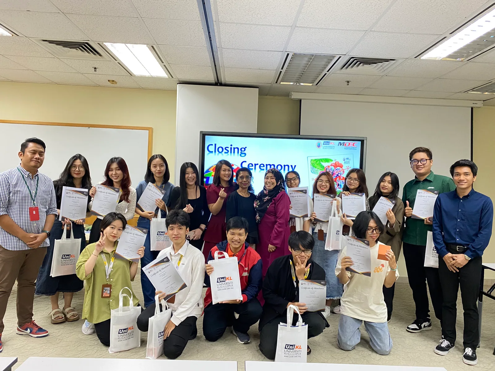 Nhóm sinh viên và thầy cô chụp ảnh trong lớp học tại Malaysia