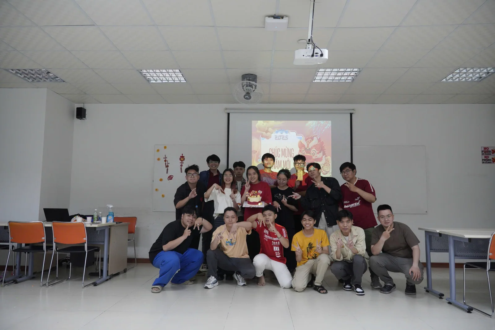 Nhóm bạn chụp ảnh cùng nhau trong lớp học