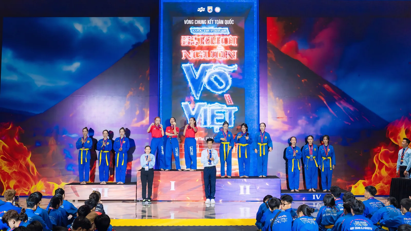 Nhóm võ sinh trên sân khấu có phông chữ Võ Việt